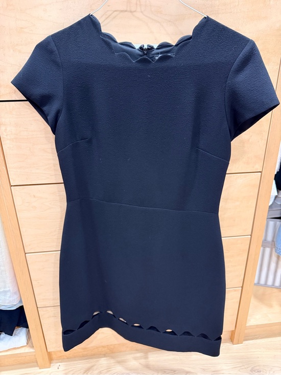 Club Monaco Dresses & Skirts - Club Monaco Black Scalloped Neck and Hem Short Sleeve Dress